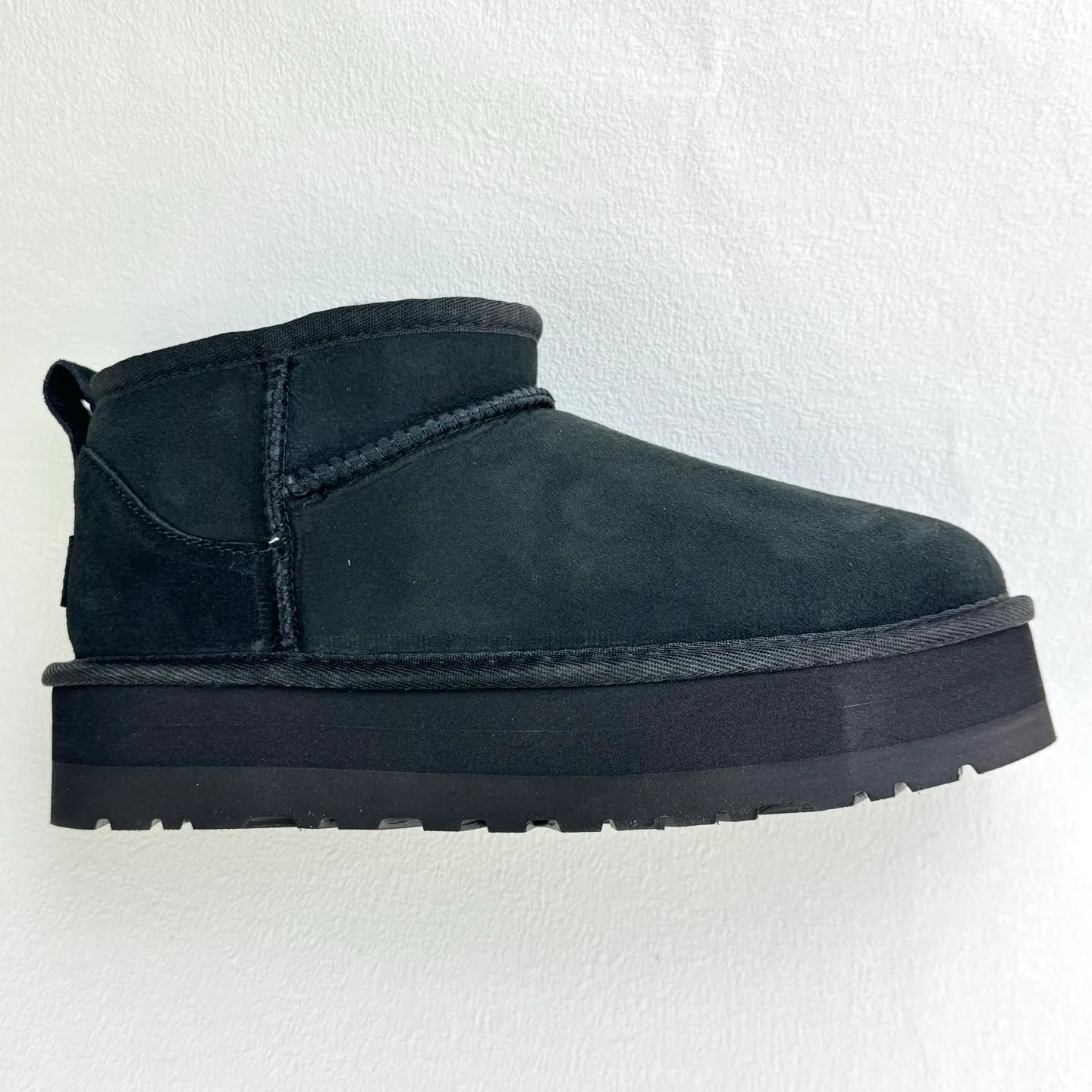 Self-pickup 💰440 Zhou Dongyu mini three-centimeter series snow boots/maroon gray black antelope brown carefully selected Longfeng sheep fur, fine texture, skin-friendly and breathable. The shoe collar is designed with simple tailoring. Easy to put on and take off. Fashionable personality. Comfortable Treadlite by ugg light wing EVA outsole. Comfortable cushioning. Size: 35 36 37 38 39 40